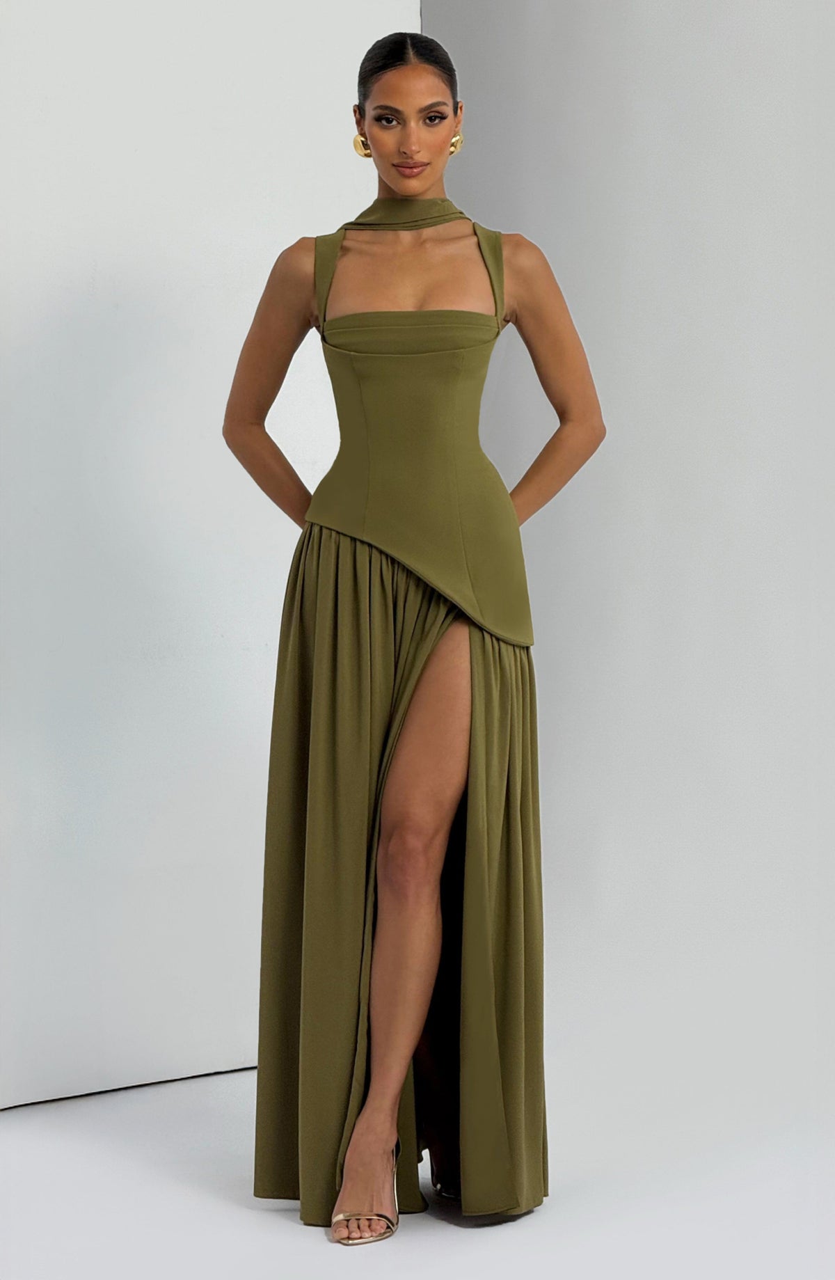 Aitana | Vestido maxi con tirantes y abertura lateral